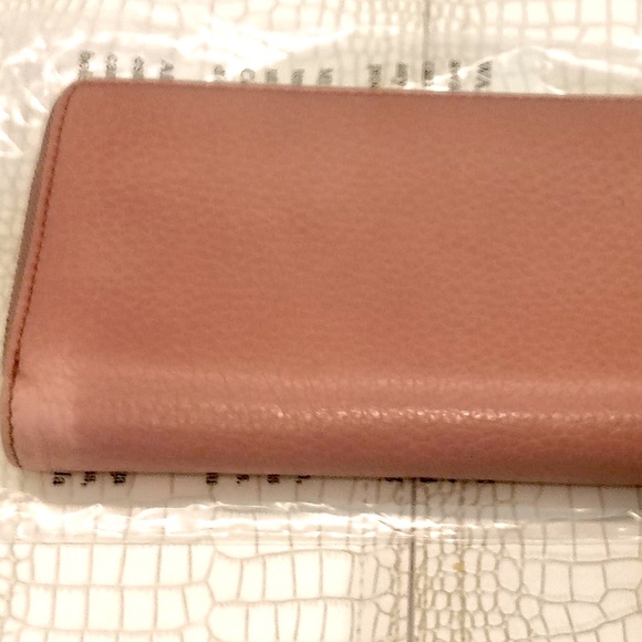 GUCCI Pink/Mauve Pebbled Leather SOHO Interlocking G Tassel Zip Around Wallet. - Picture 5 of 10